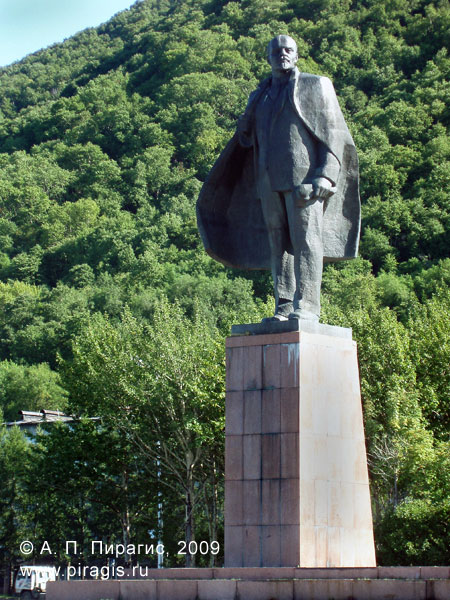 Памятник В. И. Ленину на площади В. И. Ленина