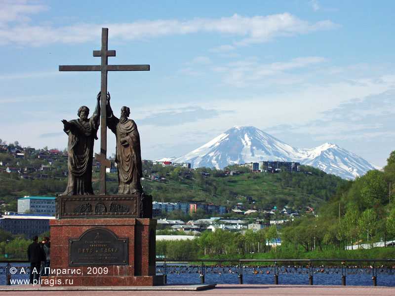 Памятник святым апостолам Петру и Павлу в Петропавловске-Камчатском
