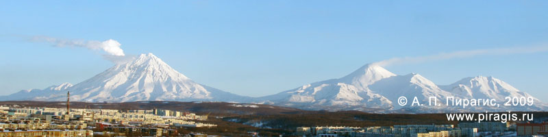 Вулканы: Корякский, Авачинский, Козельский; вид из Петропавловска-Камчатского