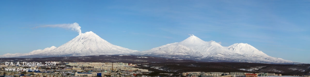 Вулканы: Корякский, Авачинский, Козельский; вид из города Петропавловска-Камчатского