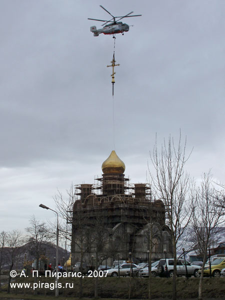 Установка креста на кафедральный собор Святой Живоначальной Троицы в Петропавловске-Камчатском