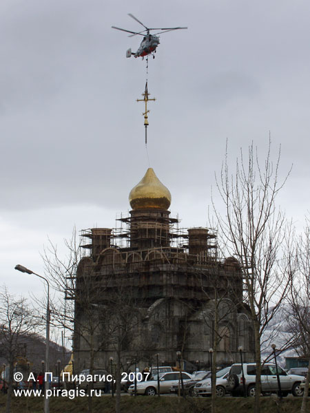 Установка креста на кафедральный собор Святой Живоначальной Троицы в Петропавловске-Камчатском