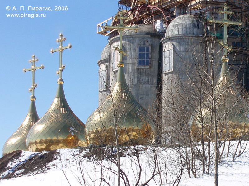 Купола кафедрального собора Святой Живоначальной Троицы в Петропавловске-Камчатском