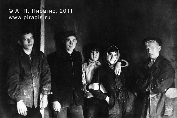 На стройке. Слева направо: Александр Пирагис, Сергей Глушков; крайний справа — Геннадий Кувакин. 1963 год