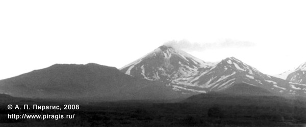 Слева от конуса Авачинского вулкана — Монастырь, справа — Сарай