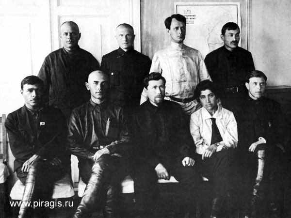 Н. П. Фролов (стоит второй слева) среди участников партийного актива Камчатского округа. 1927 год
