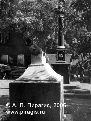 Пушка у памятника Витусу Йонассену Берингу. Автор фотографии А. П. Пирагис