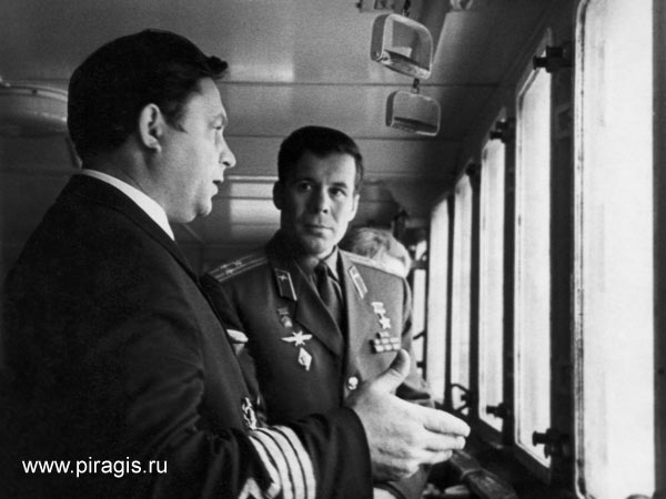 Н. В. Сотников и космонавт Е. Хрунов на БМРТ Математик. Октябрь 1976 года