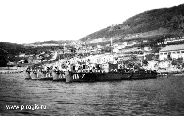 Пограничные катера в Петропавловске-Камчатском на месте дислокации в 1947 году. На переднем плане — ПК-7. Фотография из архива А. П. Пирагиса Пограничные катера в Петропавловске-Камчатском на месте дислокации в 1947 году. На переднем плане — ПК-7
